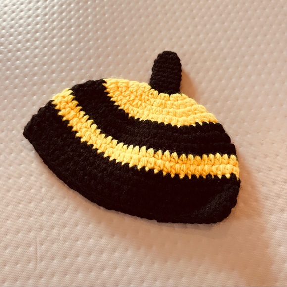 Kids hat baby bum cover photo shoot knit crochet yellow black bee stinger cute - Picture 1 of 3